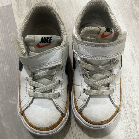 Nike Kids White and Brown Sneakers - Picture 5 of 6